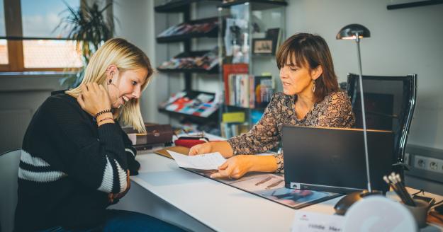 Trajectbegeleider in gesprek met een student