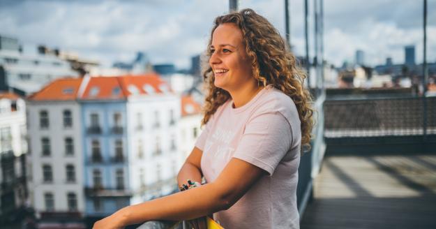 Studenten op het dakterras van campus Bloemenhof