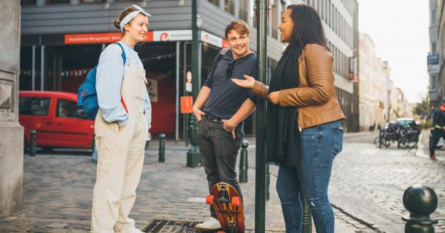 Studenten in overleg aan de campus