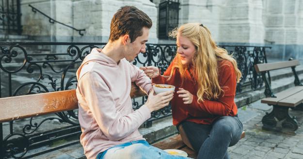 Studenten op een bankje aan de Brusselse Vismet