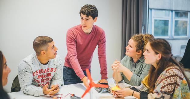 Studenten werken aan een project