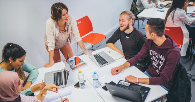 Docente in gesprek met studenten