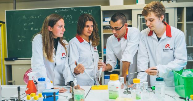 Studenten aan het werk in een lab