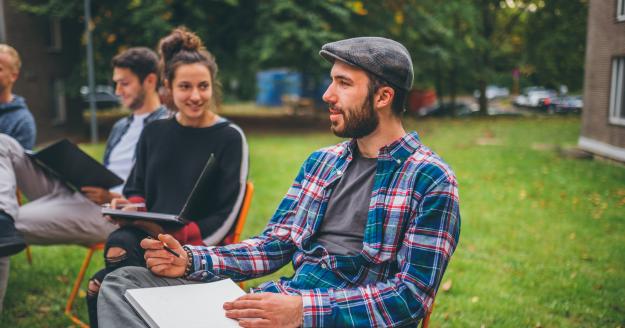 Studenten in de tuin van campus Jette