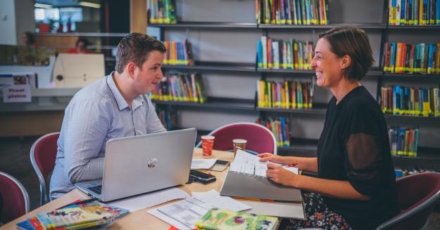 Studenten aan het werk in de mediatheek