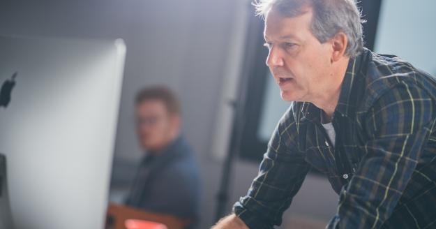 Docent bij computerscherm