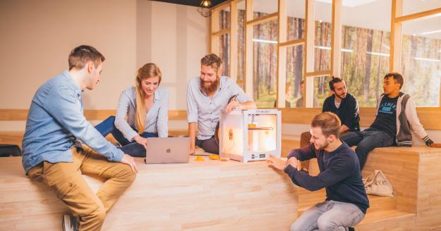 Studenten bij 3D-printer op campus Kaai