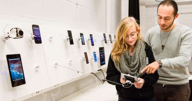 Studenten aan het werk in het Open Device Lab