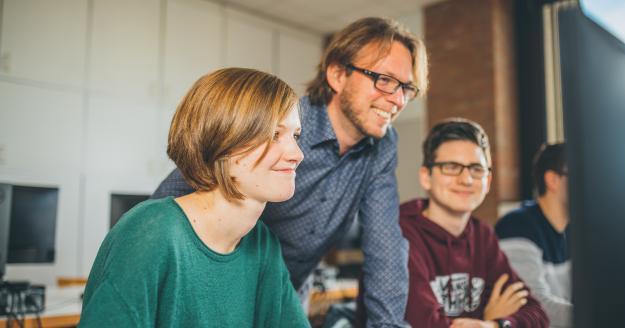 Docent begeleidt studenten