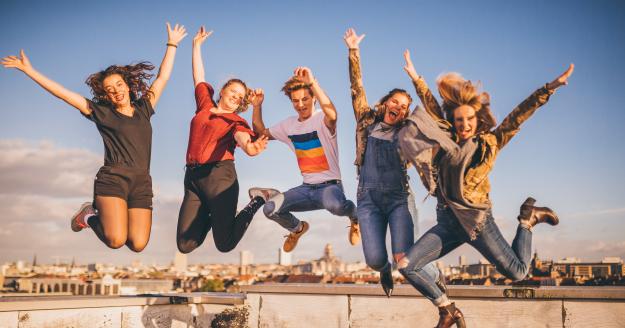 Studenten springen op campus Kaai