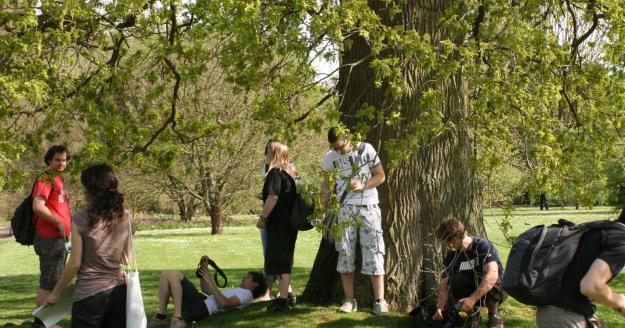 Studenten in plantentuin Meise