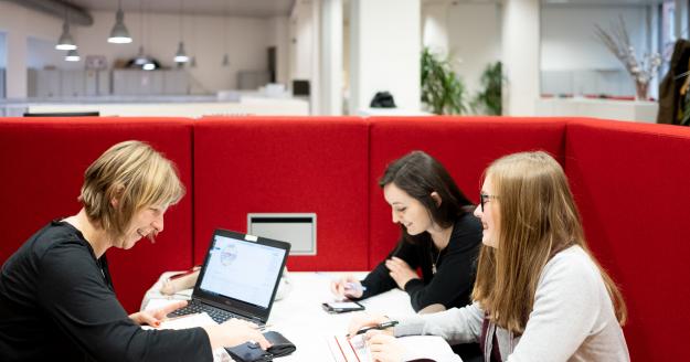 Trajectbegeleider in gesprek met een student