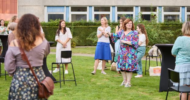 Net voor de zomer vierden we het tienjarig bestaan van ons werktraject Voedings- en dieetkunde. Al tien jaar kunnen studenten die de opleiding willen combineren met een job of gezinsleven aan EhB terecht voor een opleiding met één vaste lesdag. Stijgende lijn Het werktraject werd tien jaar geleden opgestart nadat we in de opleiding vele vragen kregen van wat oudere studenten die toch nog aan de opleiding wilden starten. Vaak was het kunst- en vliegwerk voor hen om gezinsleven, werk en studie te gaan combine