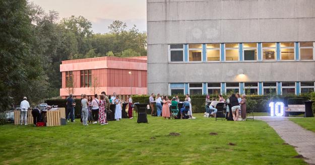 Net voor de zomer vierden we het tienjarig bestaan van ons werktraject Voedings- en dieetkunde. Al tien jaar kunnen studenten die de opleiding willen combineren met een job of gezinsleven aan EhB terecht voor een opleiding met één vaste lesdag. Stijgende lijn Het werktraject werd tien jaar geleden opgestart nadat we in de opleiding vele vragen kregen van wat oudere studenten die toch nog aan de opleiding wilden starten. Vaak was het kunst- en vliegwerk voor hen om gezinsleven, werk en studie te gaan combine