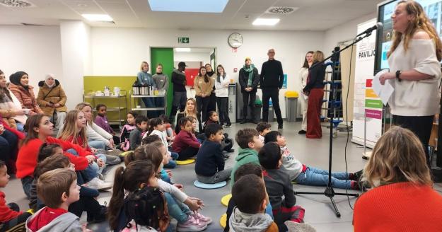 Stemmen van kinderen in de stad