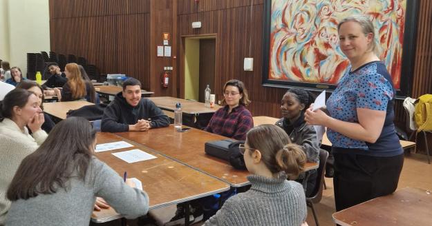 Samen met de VUB geloven we in de kracht van interprofessionele samenwerking. Daarom organiseren we jaarlijks het IPO (interprofessioneel onderwijs)-project ‘Ethische Casusavonden’. 