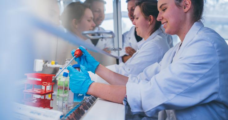 Studenten Biomedische Laboratoriumtechnologie in het labo