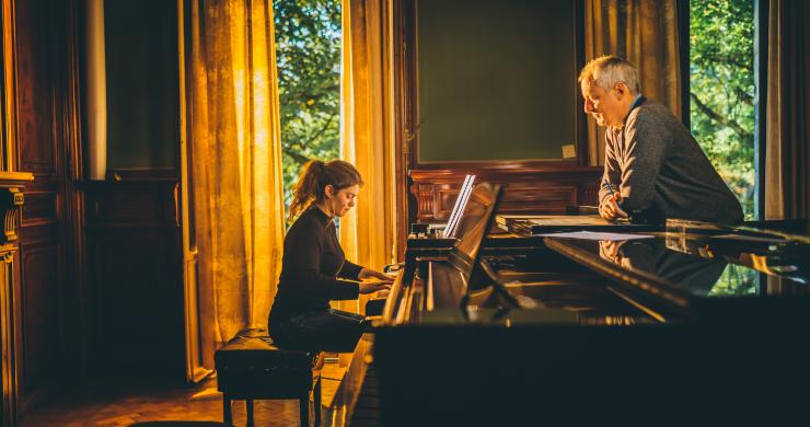 Studente piano tijdens repetitie