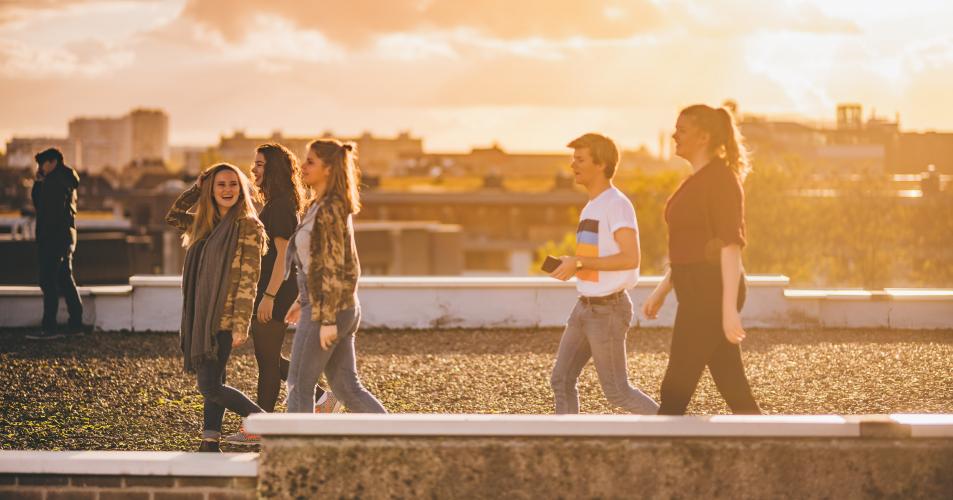 Studenten op het dak van campus Kaai